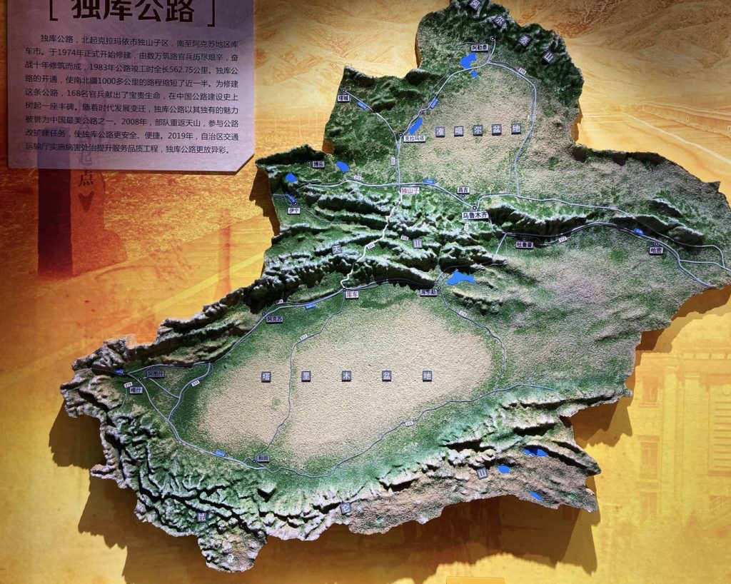 博物馆的沙盘形象展示了新疆的地貌